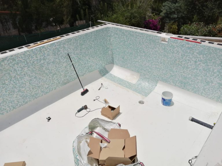 construccion piscina en Calpe - colocacion gresite (15)