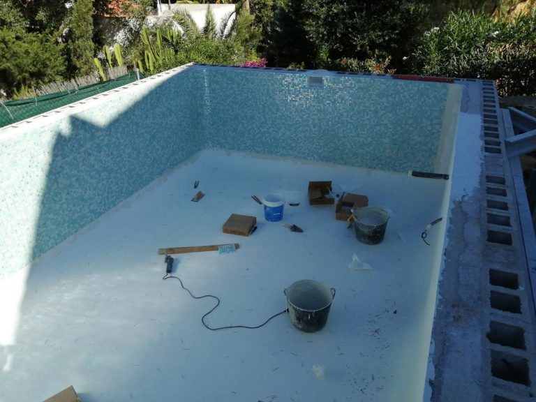 construccion piscina en Calpe - colocacion gresite (7)